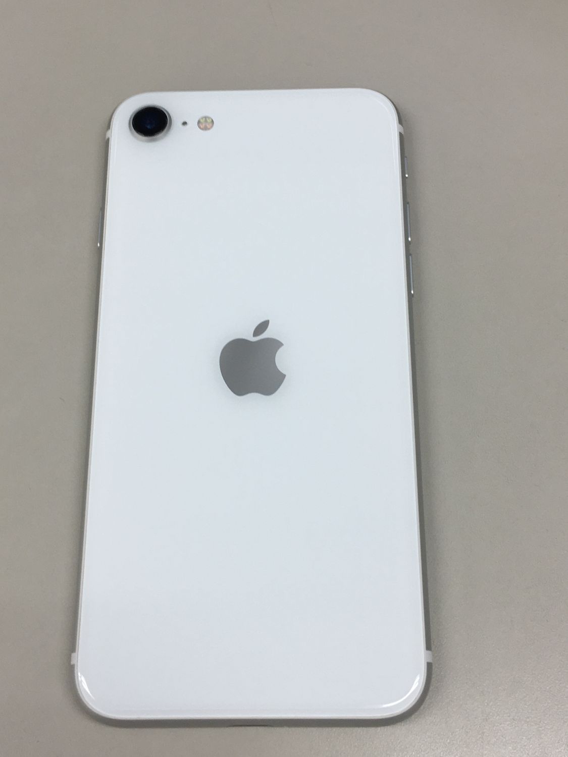 ムスビー｜【モバイルBOX】新品同様 電池82%SIMフリー iPhone SE(第2