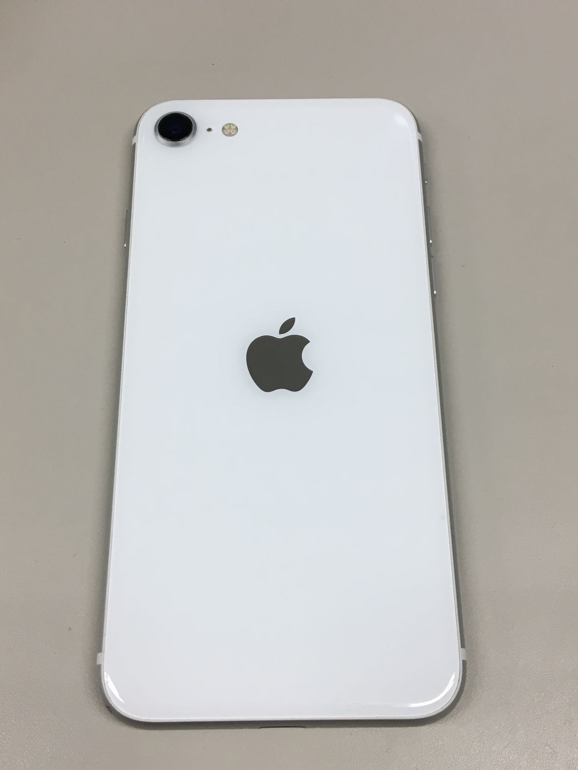 ムスビー｜【モバイルBOX】美品 電池98%SIMフリー iPhone SE(第2世代