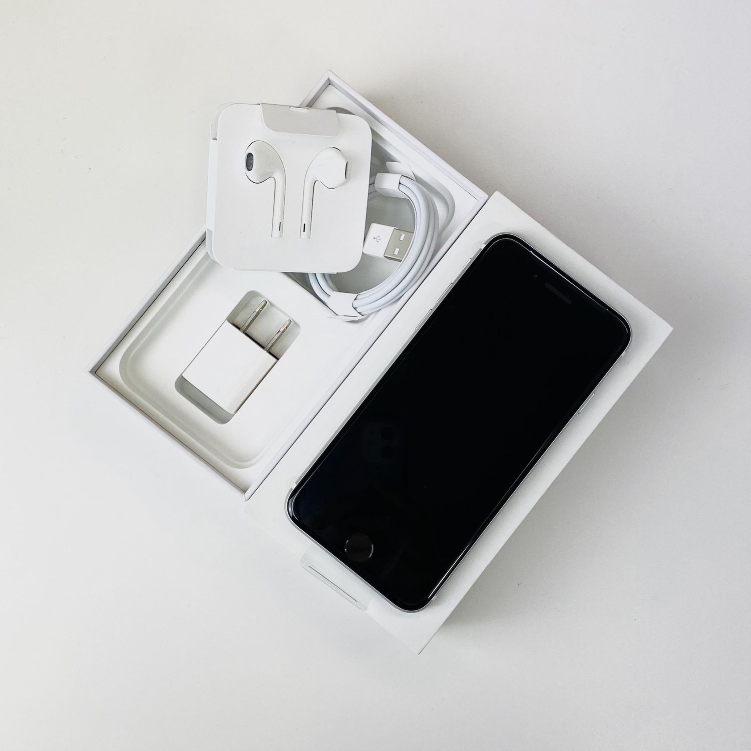 ムスビー｜【超お得！付属品付き】iPhoneSE2 White [SIMロック解除済品