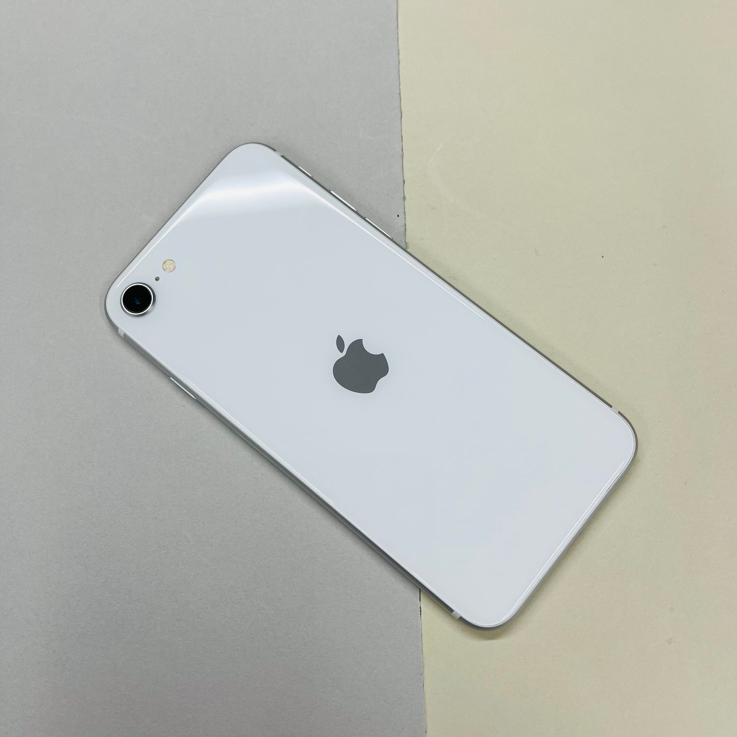 ムスビー｜[AT Shop Otsuka]美品iphone SE2 64GB SIMフリ－2087