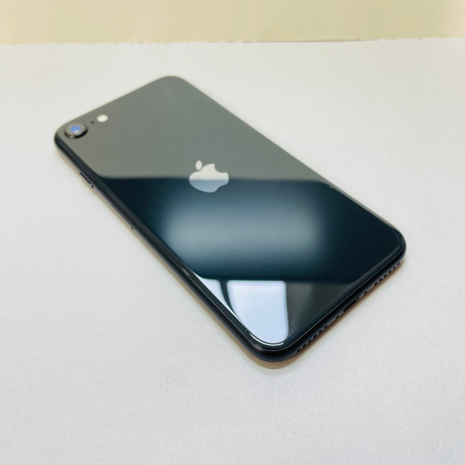 ムスビー｜iphone SE2 128GB SIMフリ－4887バッテリー100%【iPhone SE