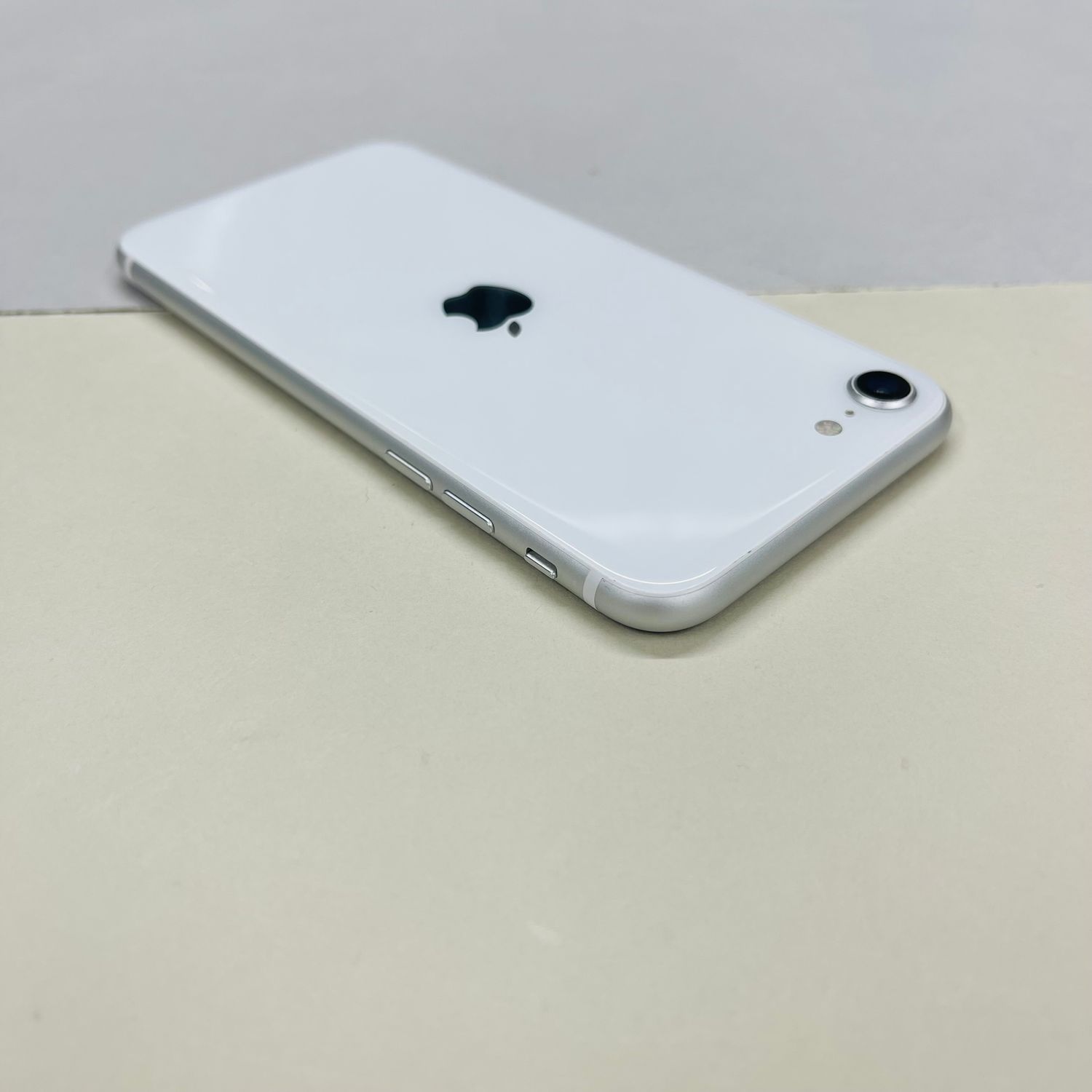 ムスビー｜[AT Shop Otsuka]美品 iphone SE2 64GB SIMフリ－5194