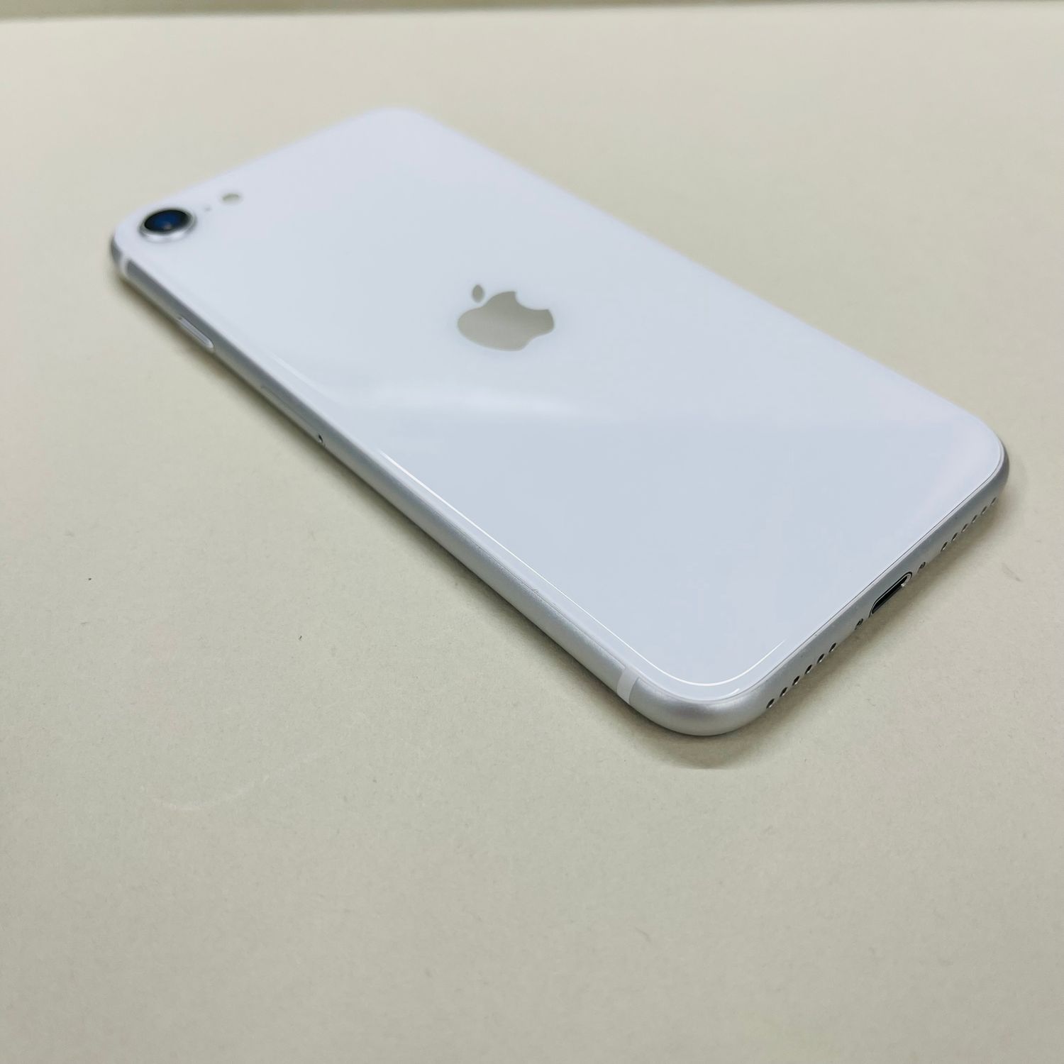 ムスビー｜[AT Shop Otsuka]美品 iphone SE第二世代 64GB SIMフリ