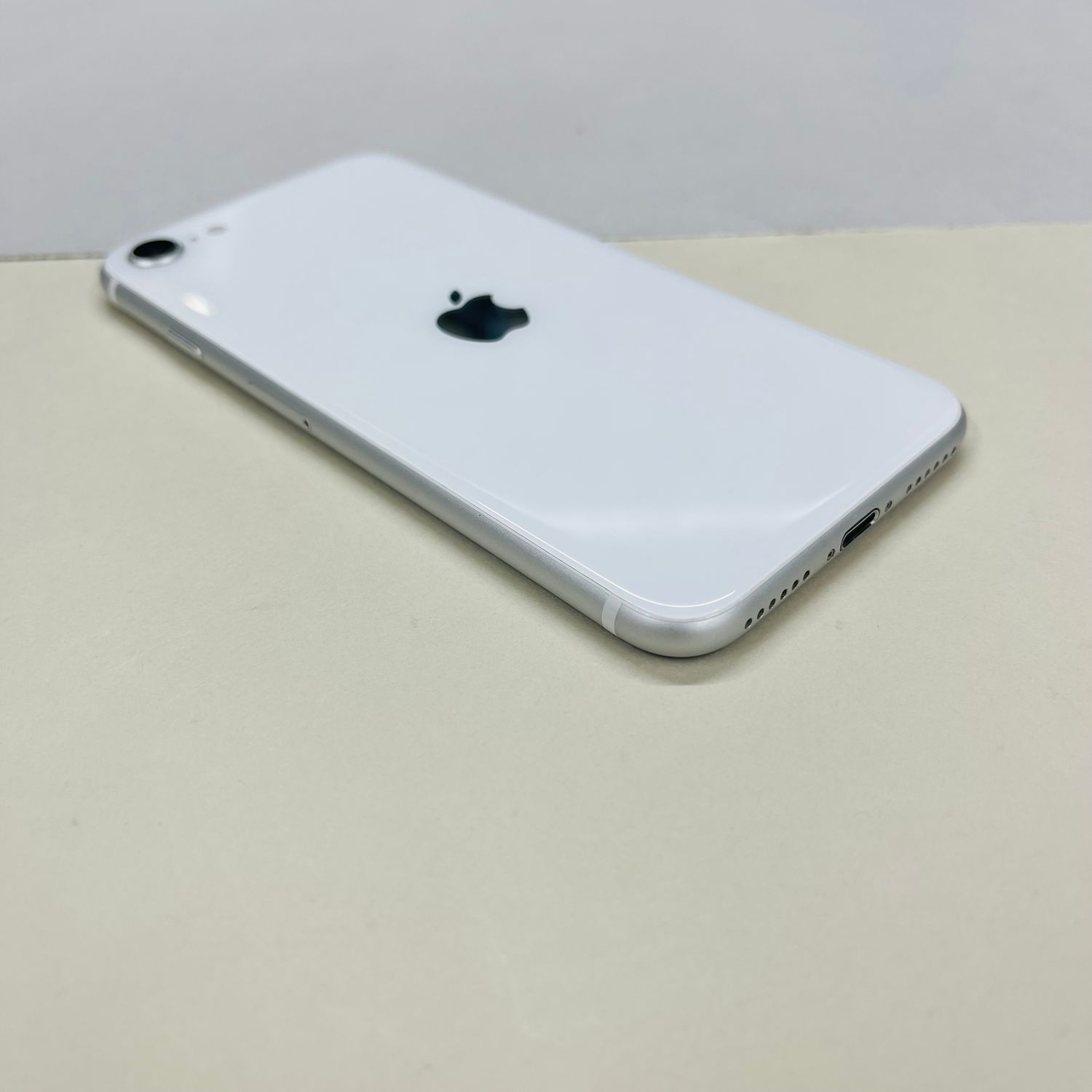 ムスビー｜[AT Shop Otsuka]美品 iphone SE2 64GB SIMフリ－5194