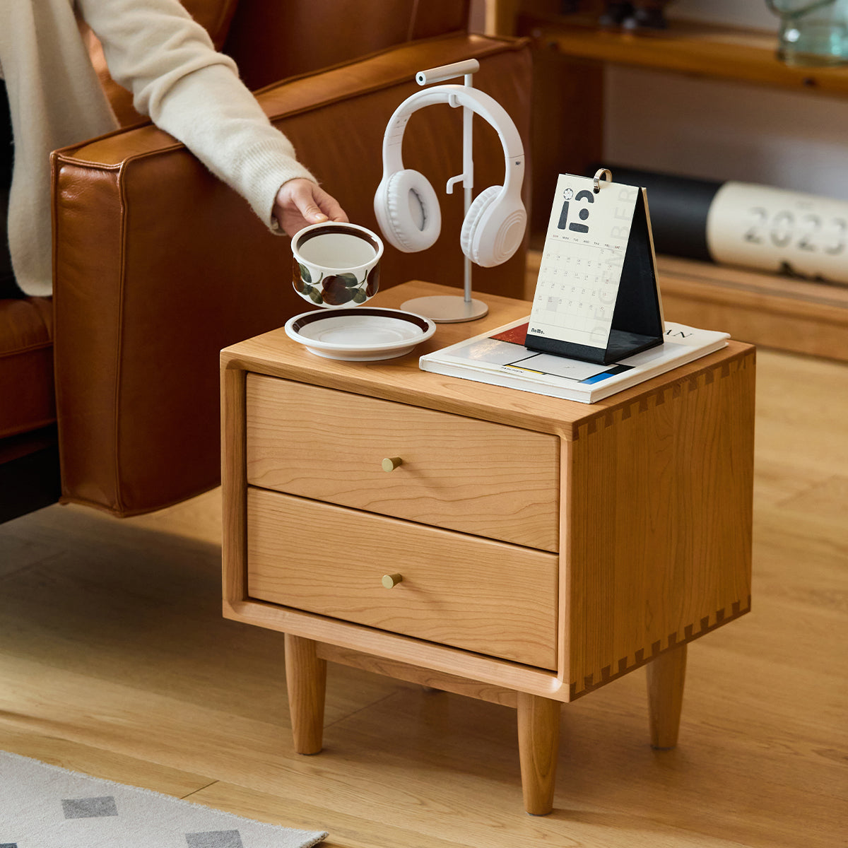 チェリーウッドコンパクトナイトテーブル | 耐久性と高級感を備えた