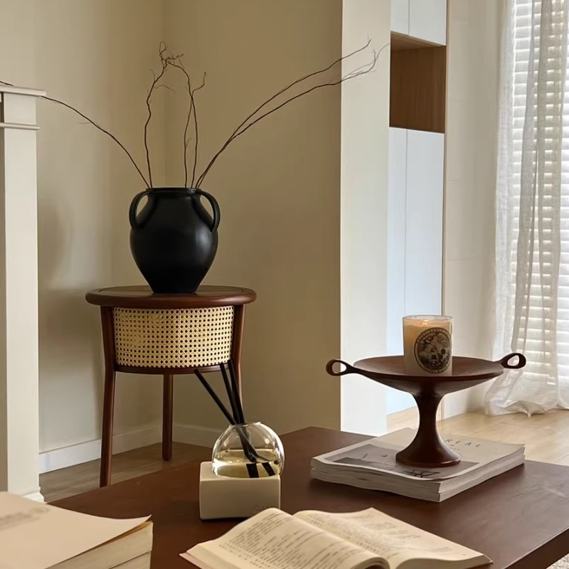 ラウンドラタンサイドテーブル | ラタン素材の温もりと収納性を