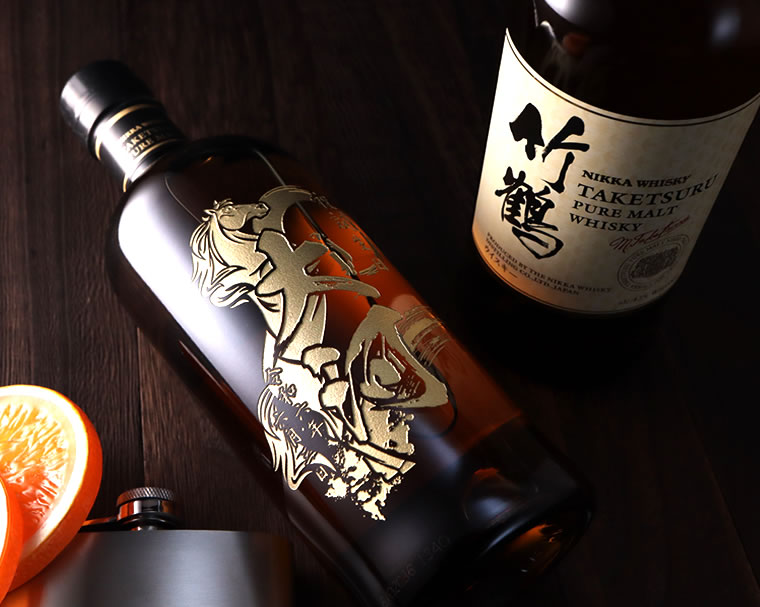 最良の味わい 竹鶴ピュアモルト - お祝いに彫刻されたお酒やグラスの
