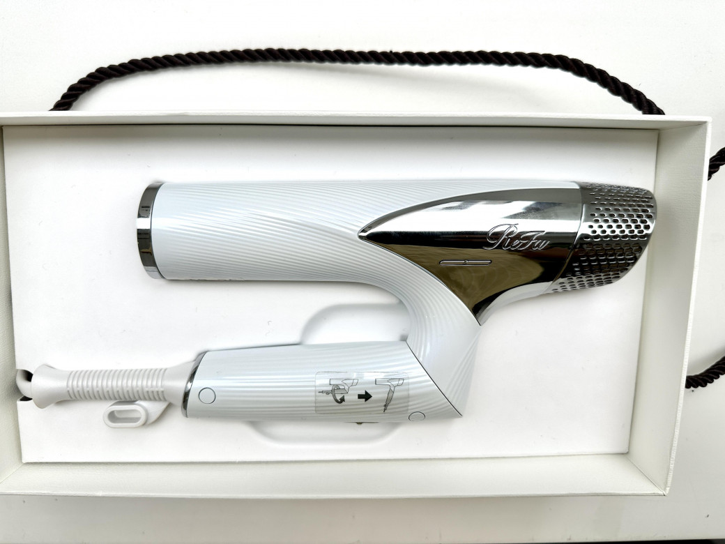 折りたたみできる新型「リファ ドライヤー スマート」がコンパクトに