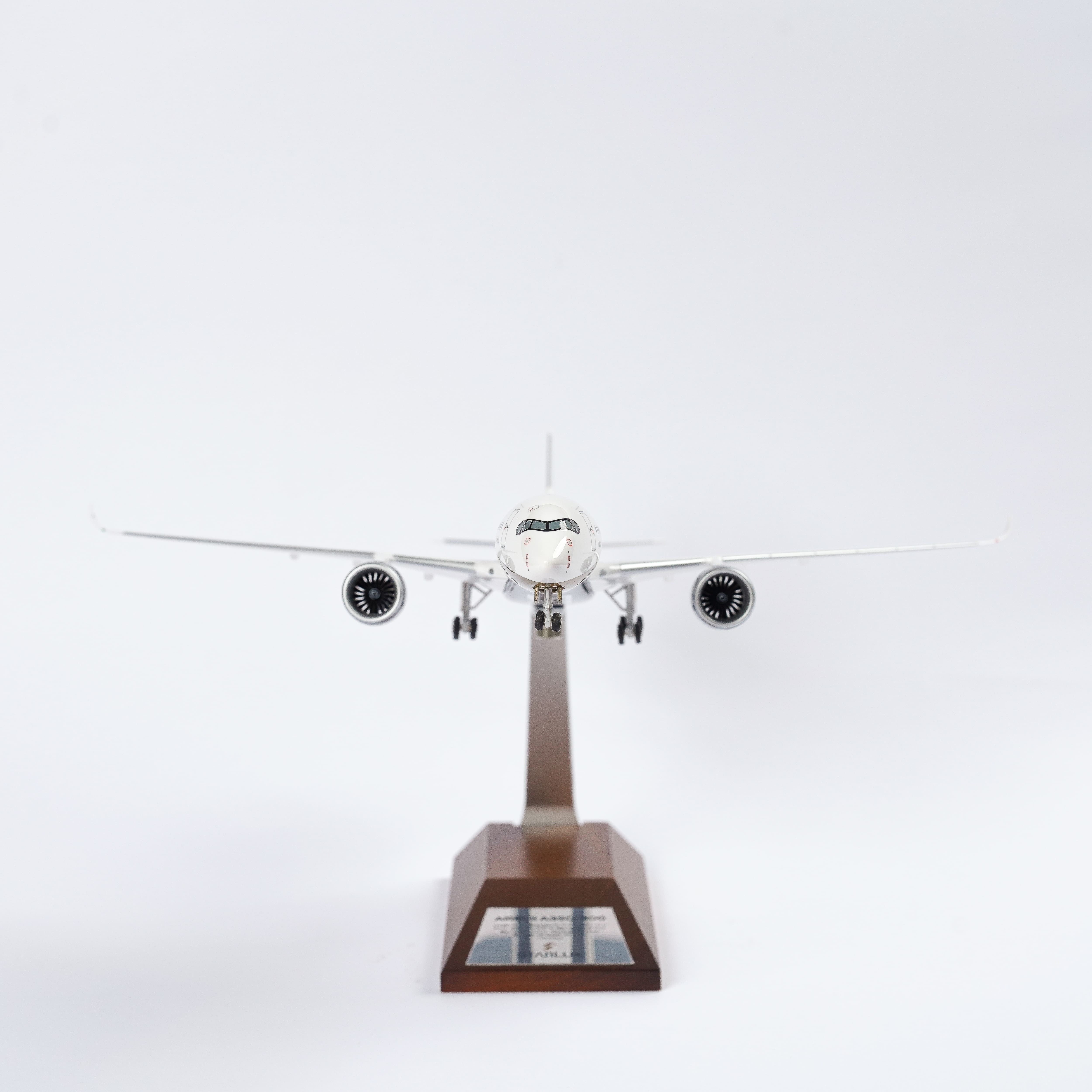 STARLUX | A350-900 1:200 Aircraft Model