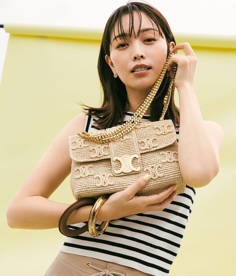 蛯原友里さんと「セリーヌ」の新作。夏の相棒と大人のオシャレを楽しむ