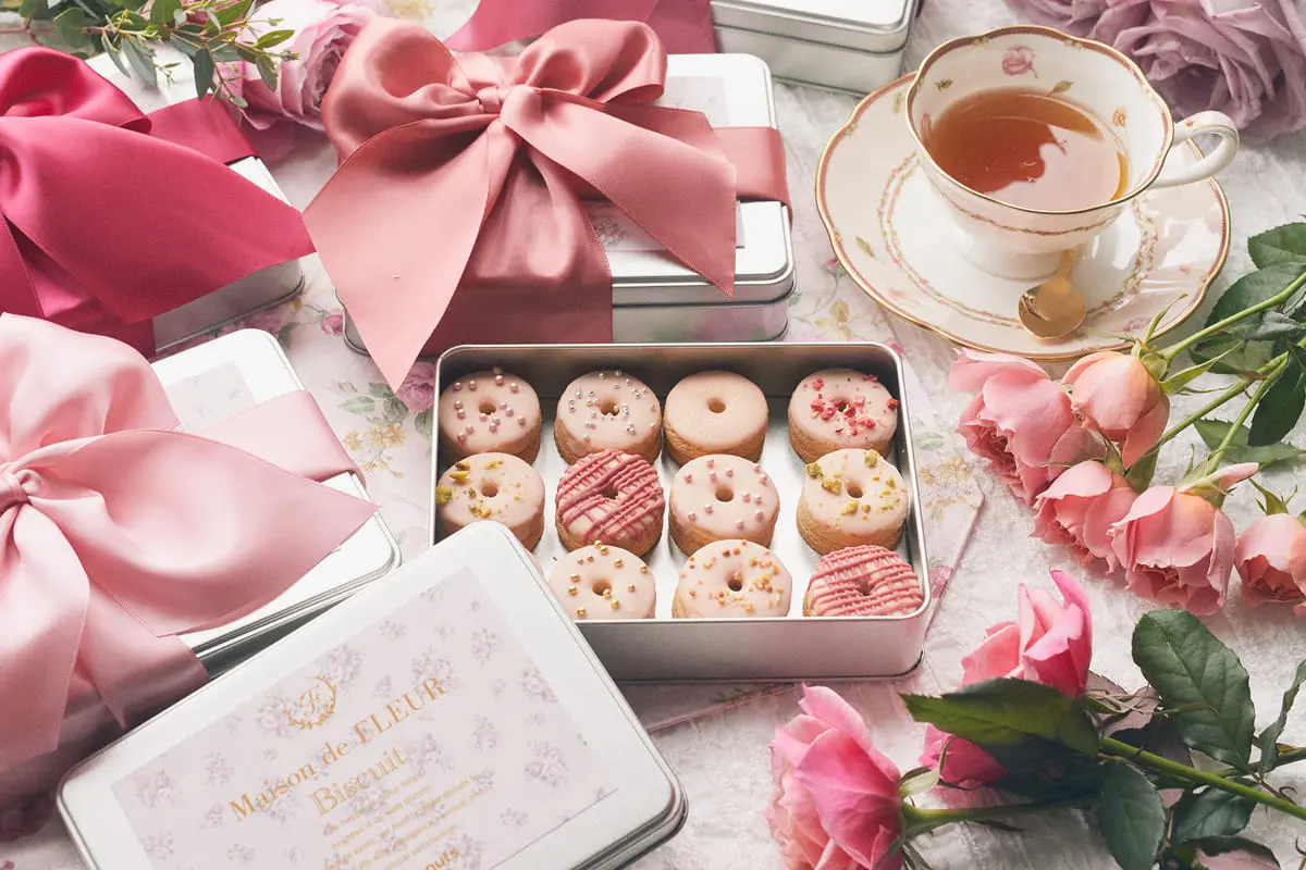 大阪「メゾンドフルール」に「コエドーナツ」との初コラボクッキー缶が