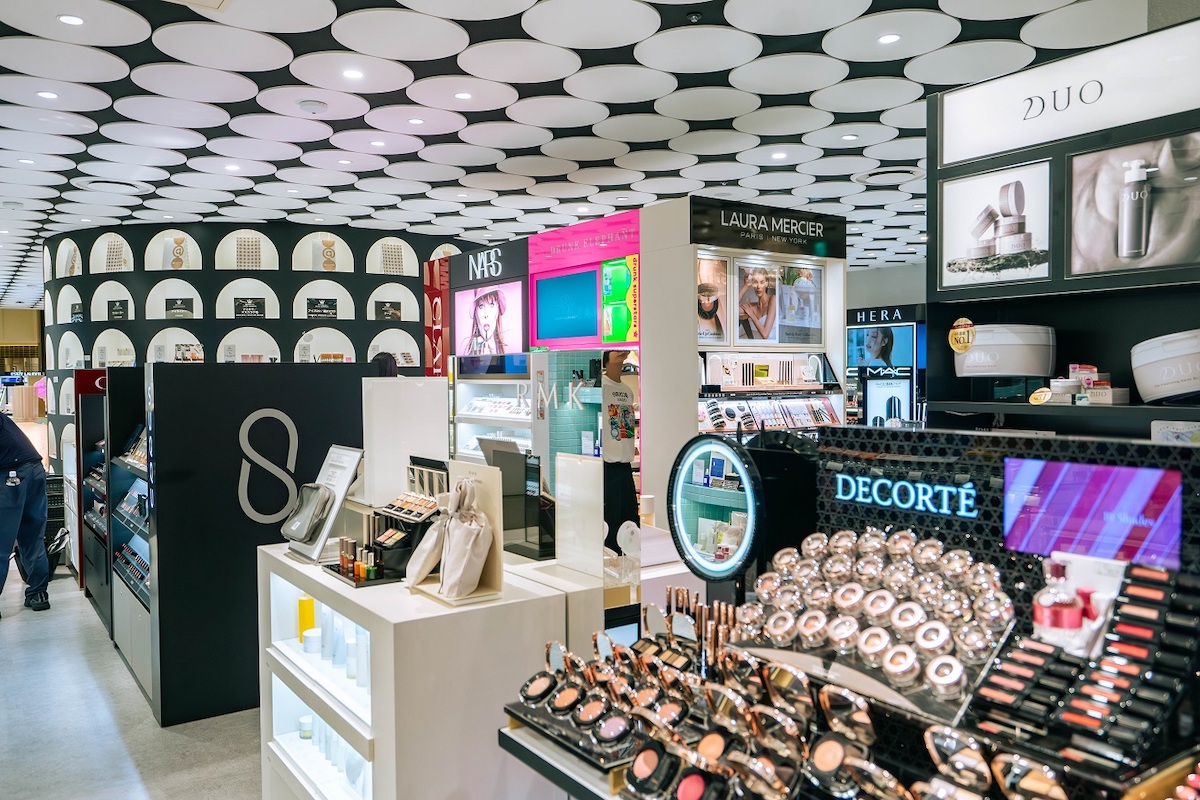 大阪駅直結】西日本最大級で約1万2000点のコスメが揃う「@cosme OSAKA