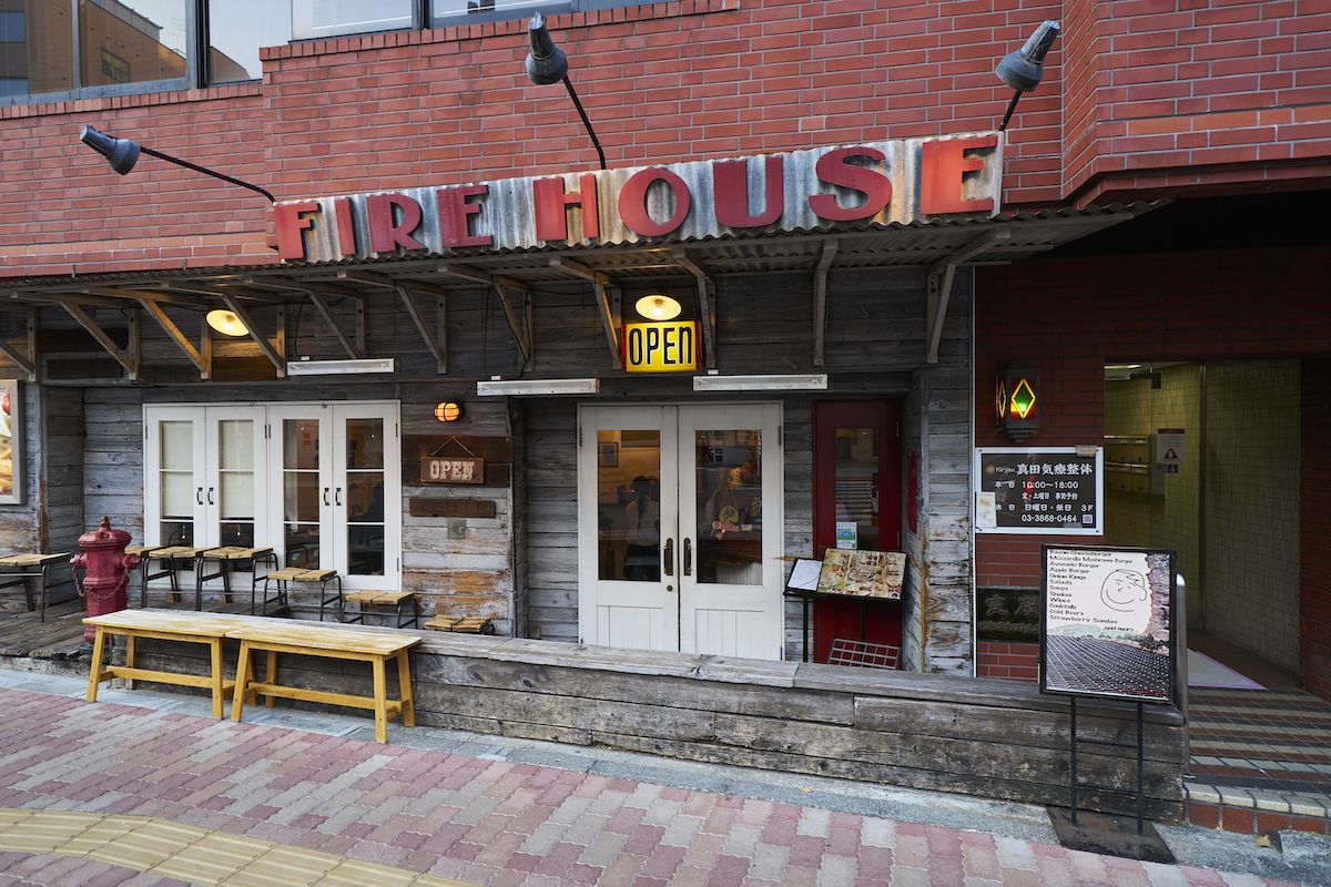 東京ドーム周辺】ハンバーガーの老舗「FIRE HOUSE」で出合える“驚きの