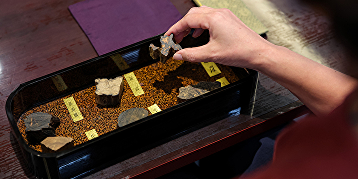 京都の老舗「山田松香木店」で香木の香りを“聞く”「聞香実践体験