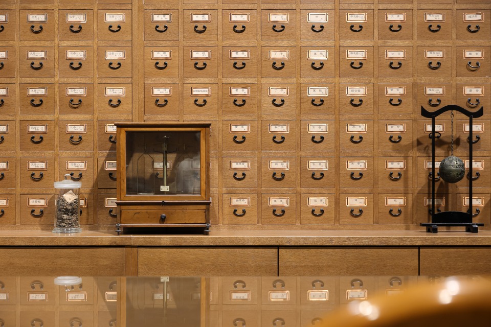 京都の老舗「山田松香木店」で香木の香りを“聞く”「聞香実践体験