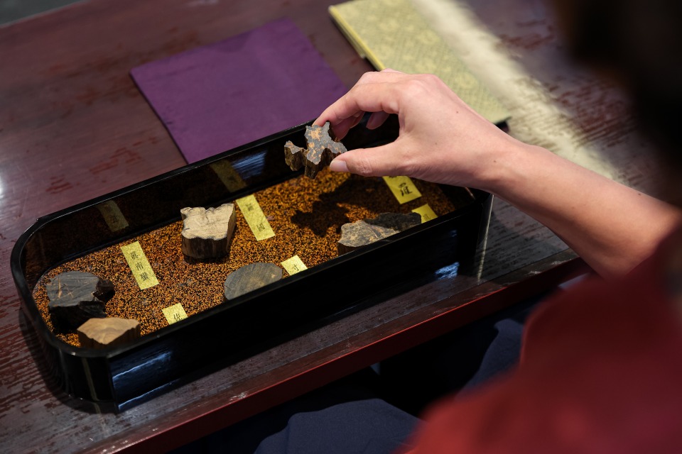 京都の老舗「山田松香木店」で香木の香りを“聞く”「聞香実践体験