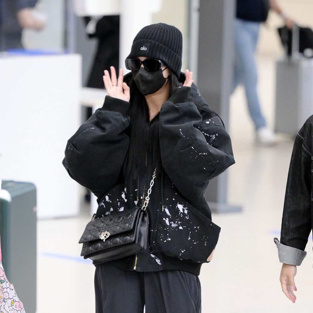 CONTENT - Black Pink Jisoo Airport Fashion Beanie Zip-Up Hoodie