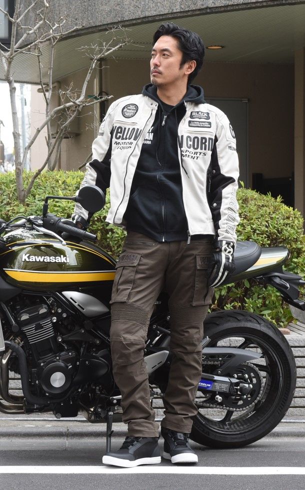 第三京浜を突っ走るライダーに。イエローコーン春夏コーディネート