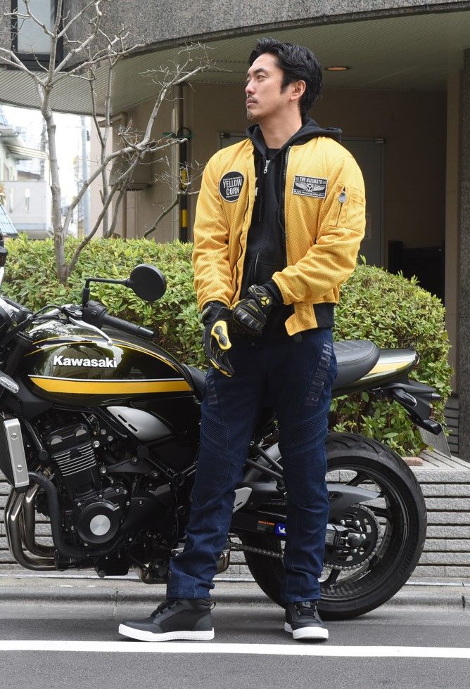 第三京浜を突っ走るライダーに。イエローコーン春夏コーディネート