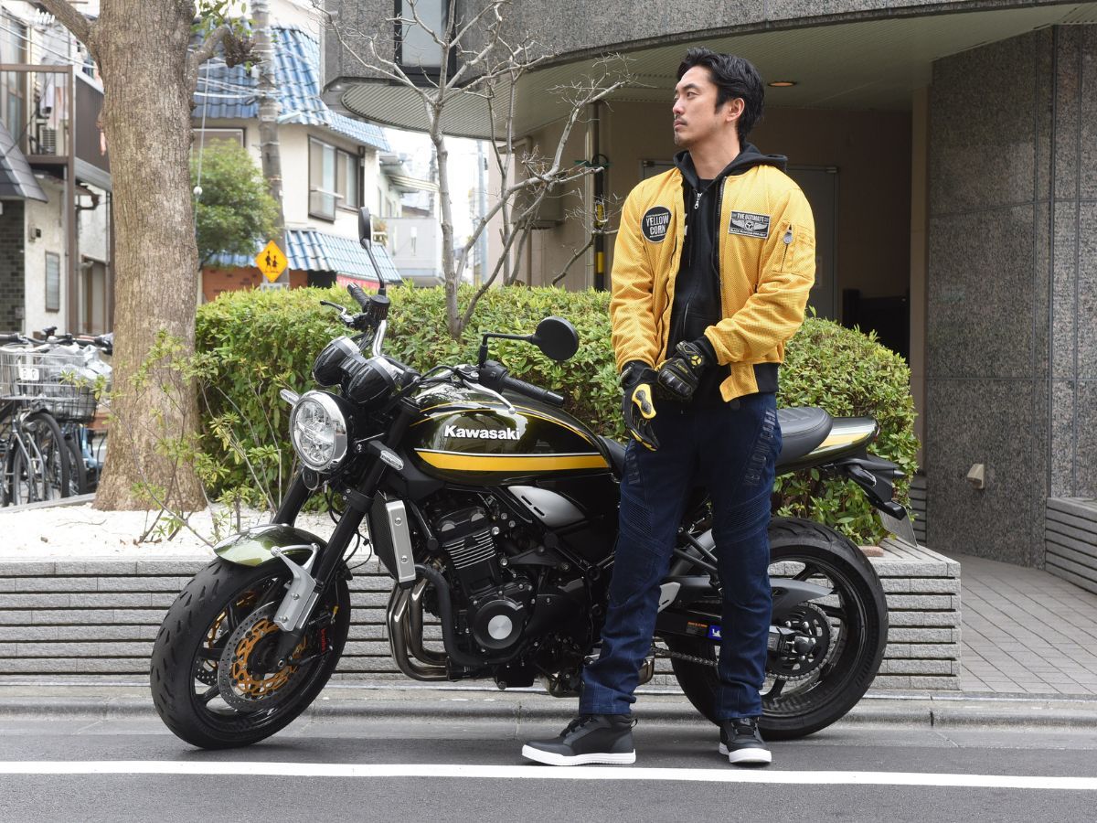 第三京浜を突っ走るライダーに。イエローコーン春夏コーディネート