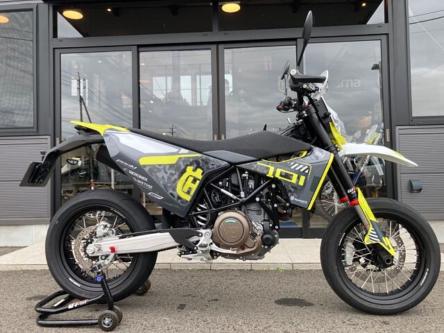 701 SUPERMOTO/ハスクバーナ カスタム内容・純正デカール・スリップ