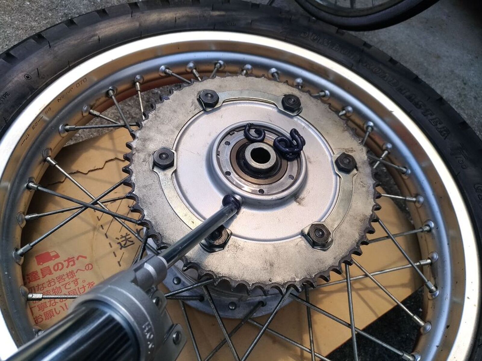 YAMAHA SR400「SR400 リヤハブにXT500のOリング組み込み（取付け