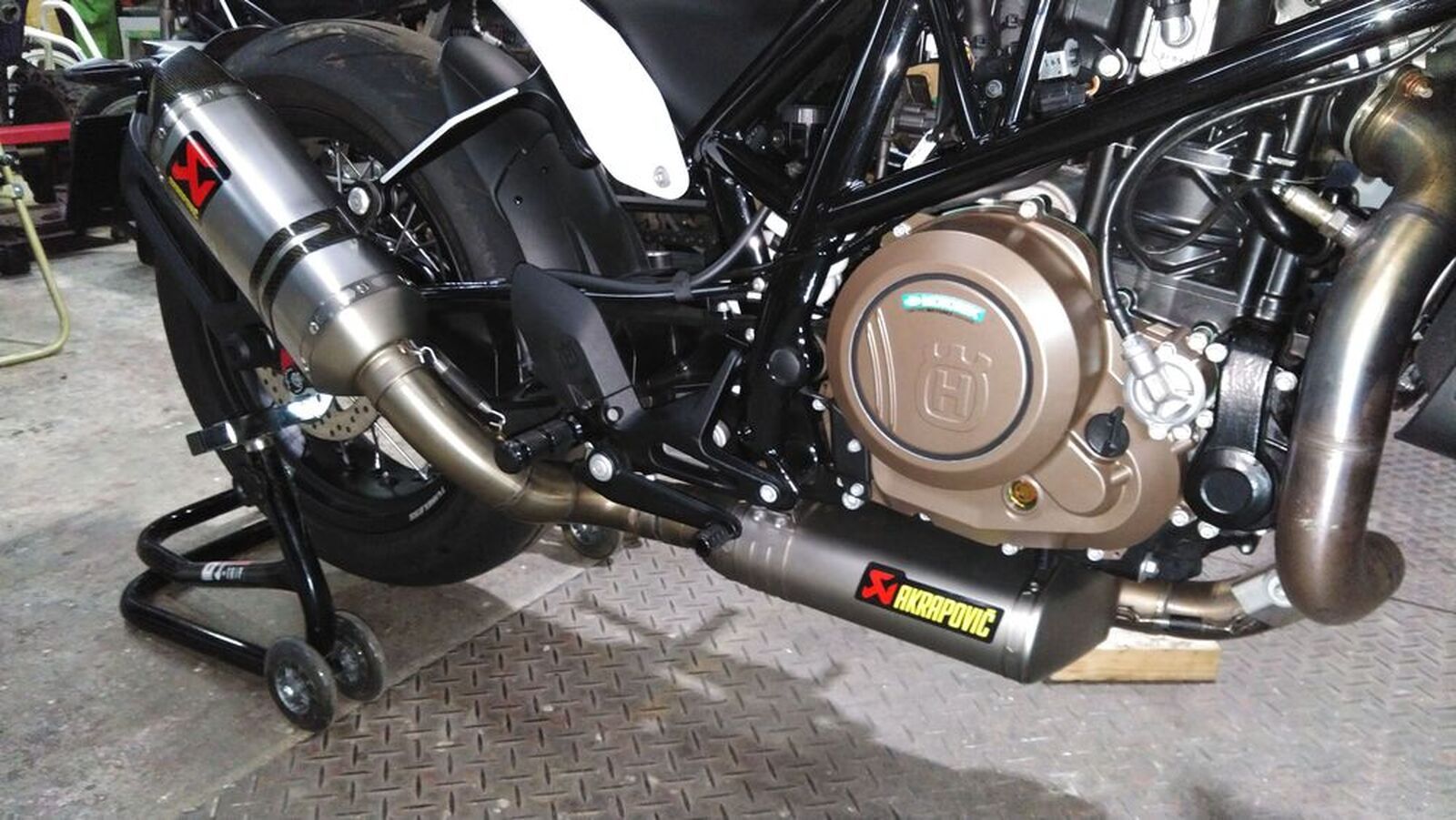 HUSQVARNA VITPILEN 701「HUSQVARNA VITPILEN701 AKRAPOVIC EXHAUST