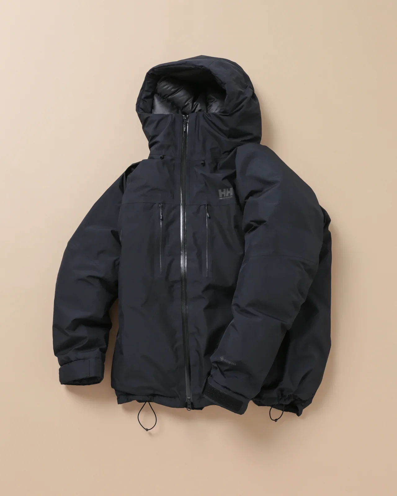 アークテリクスのゴアテックス黒ダウンが最強】大人が着るべき「黒