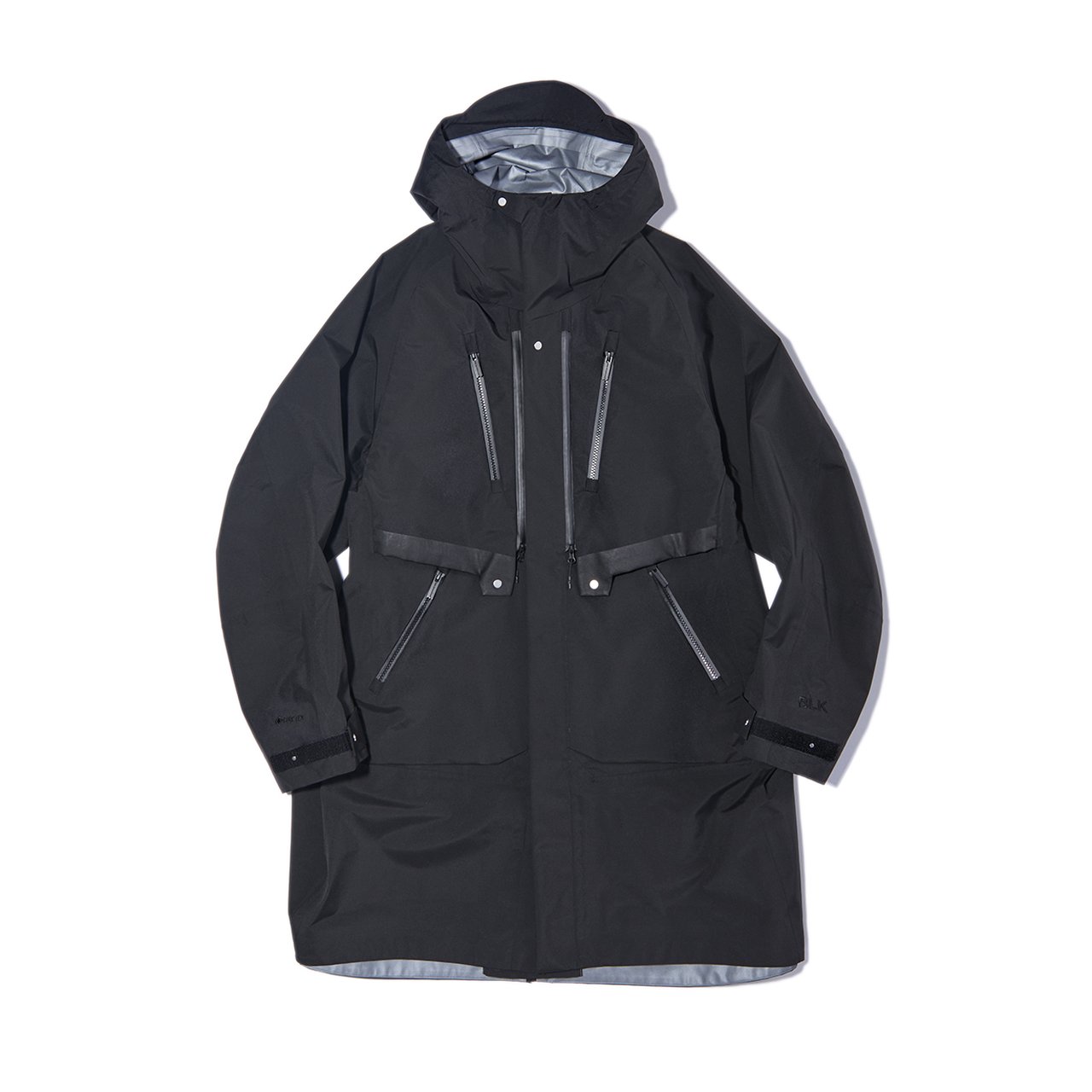 梅雨前に買うべきゴアテックスアウター】バッグ要らずで雨にも強い黒