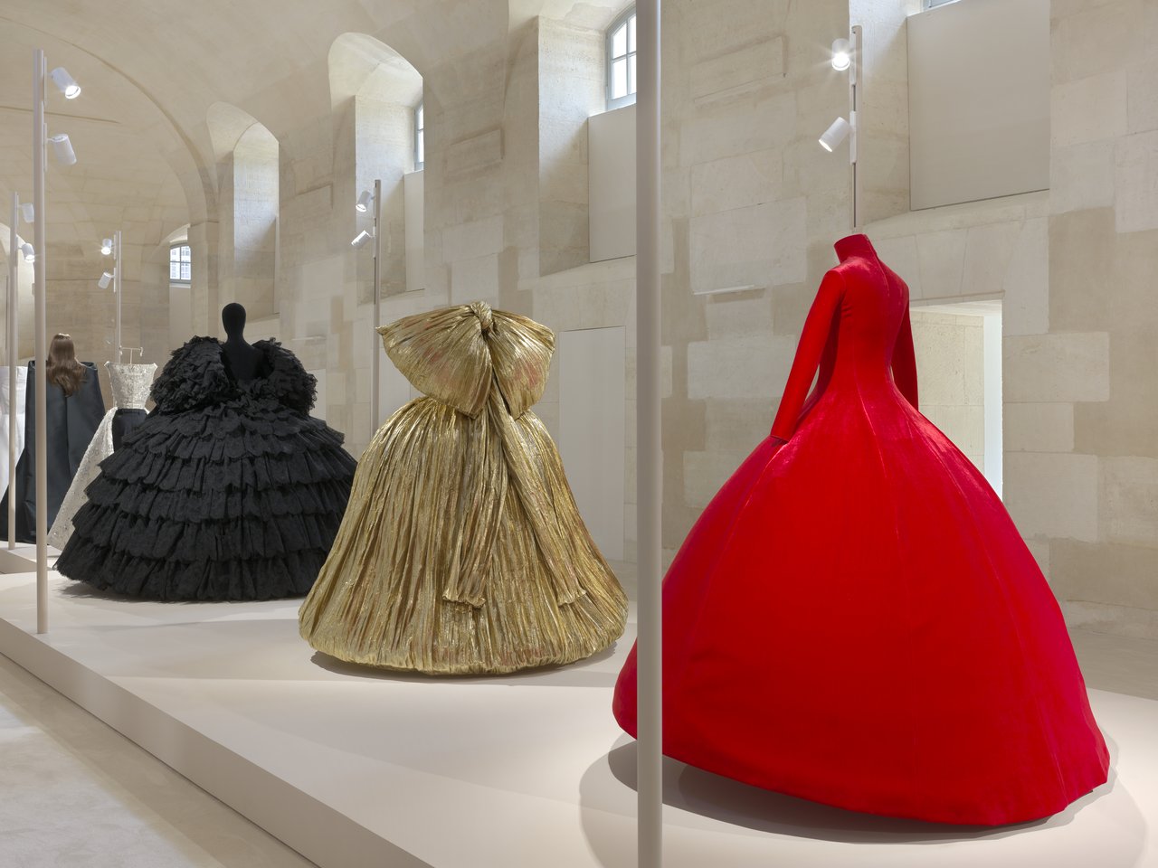 バレンシアガ」での10年。デムナの軌跡を追う展覧会「BALENCIAGA BY