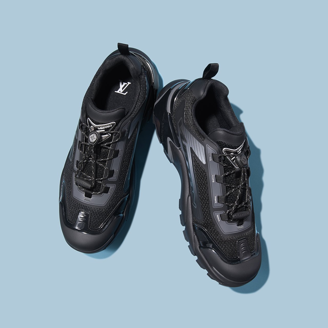 ルイ・ヴィトン】モノグラムのバッグ、新作スニーカー 大人が買う