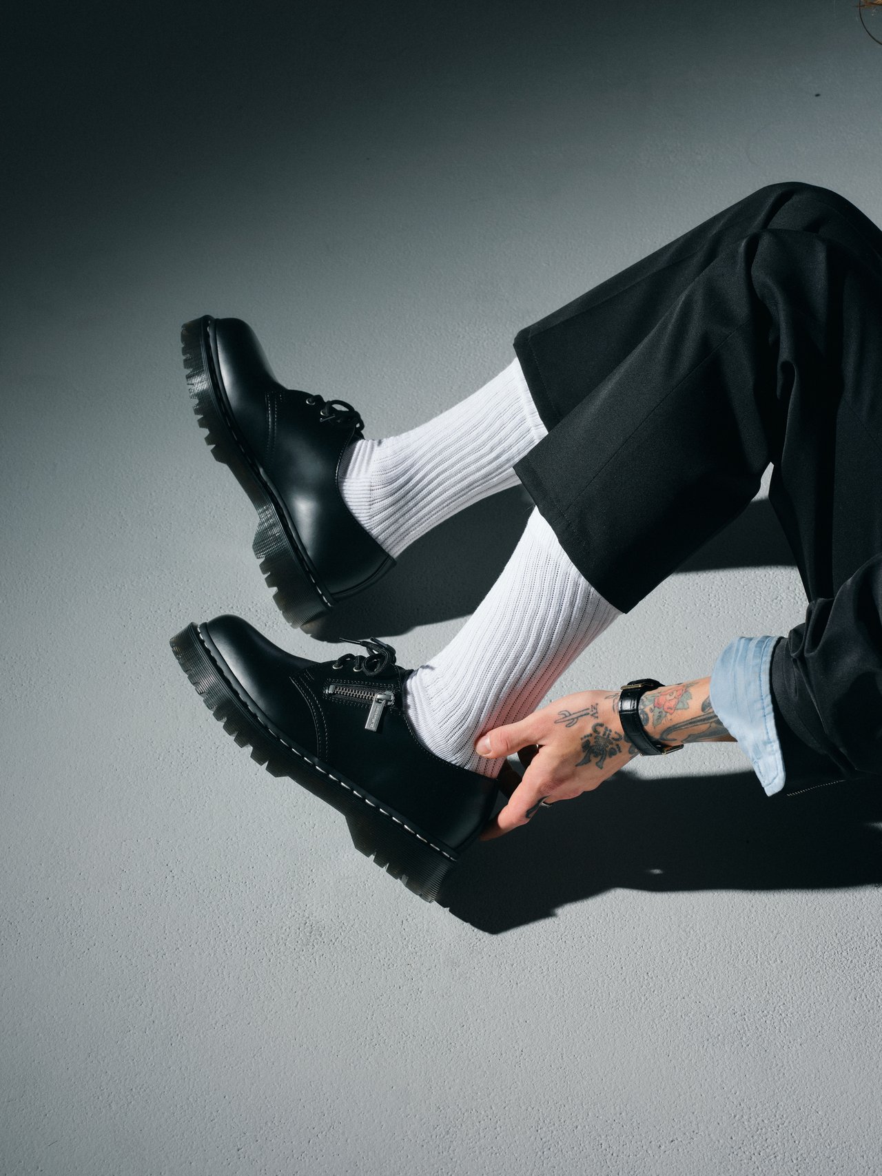 大人のドクターマーチン】名作シューズのステッチを白に変更した人気の