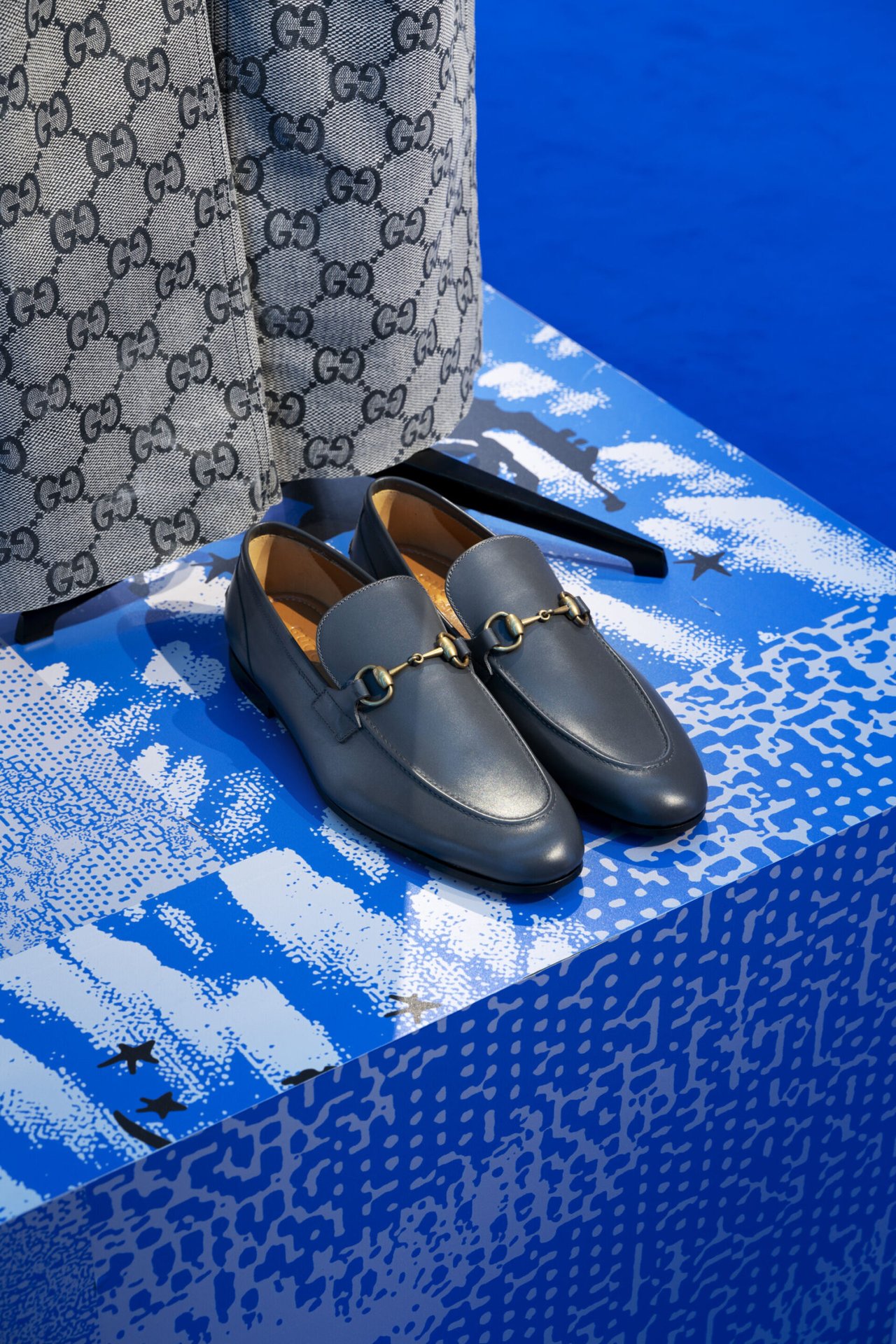 グッチ」のホースビット ローファーが誕生70周年。ミラノでアート