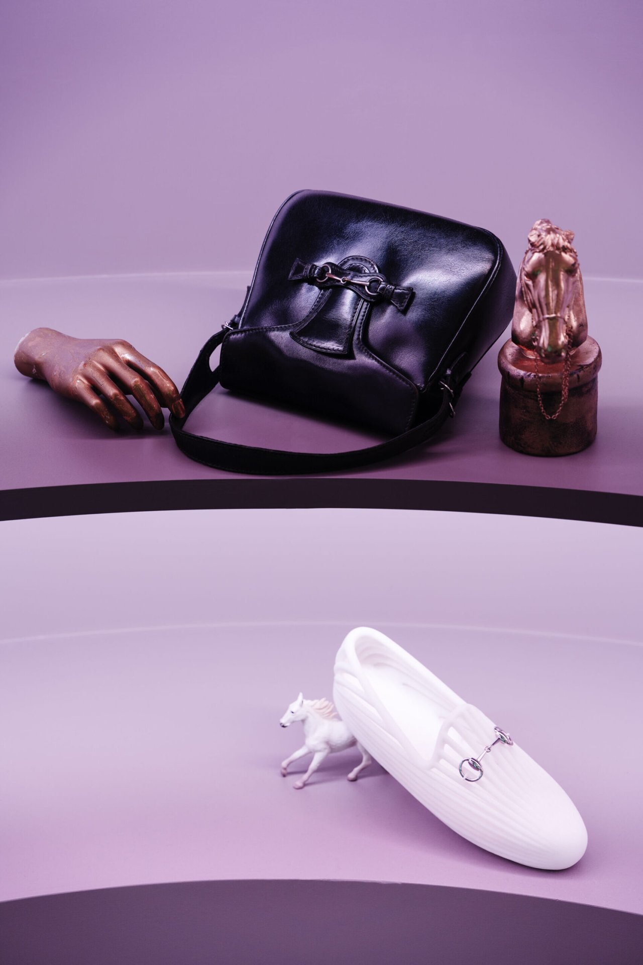 グッチ」のホースビット ローファーが誕生70周年。ミラノでアート