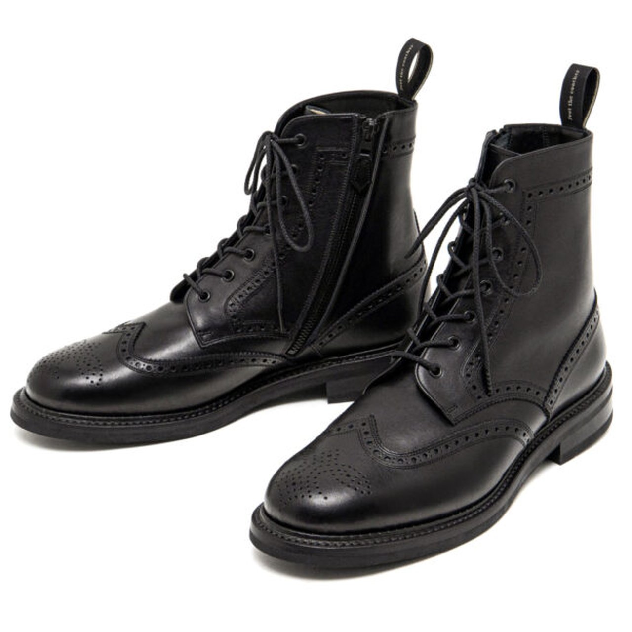 ジップ仕様で脱ぎ履きしやすい。「フット・ザ・コーチャー」新作黒