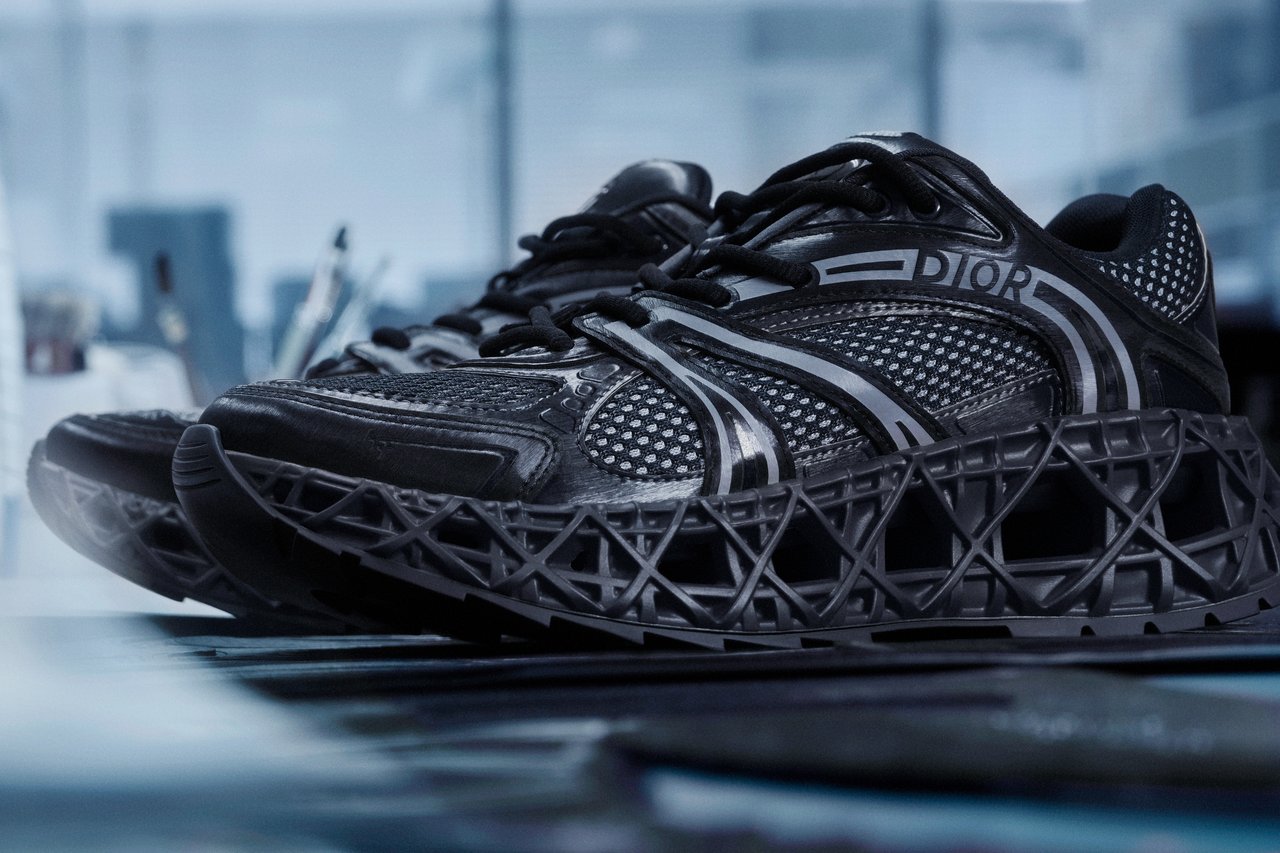 差がつく大人のスニーカー】「ディオール」の新作「B35 NXXT」に施され