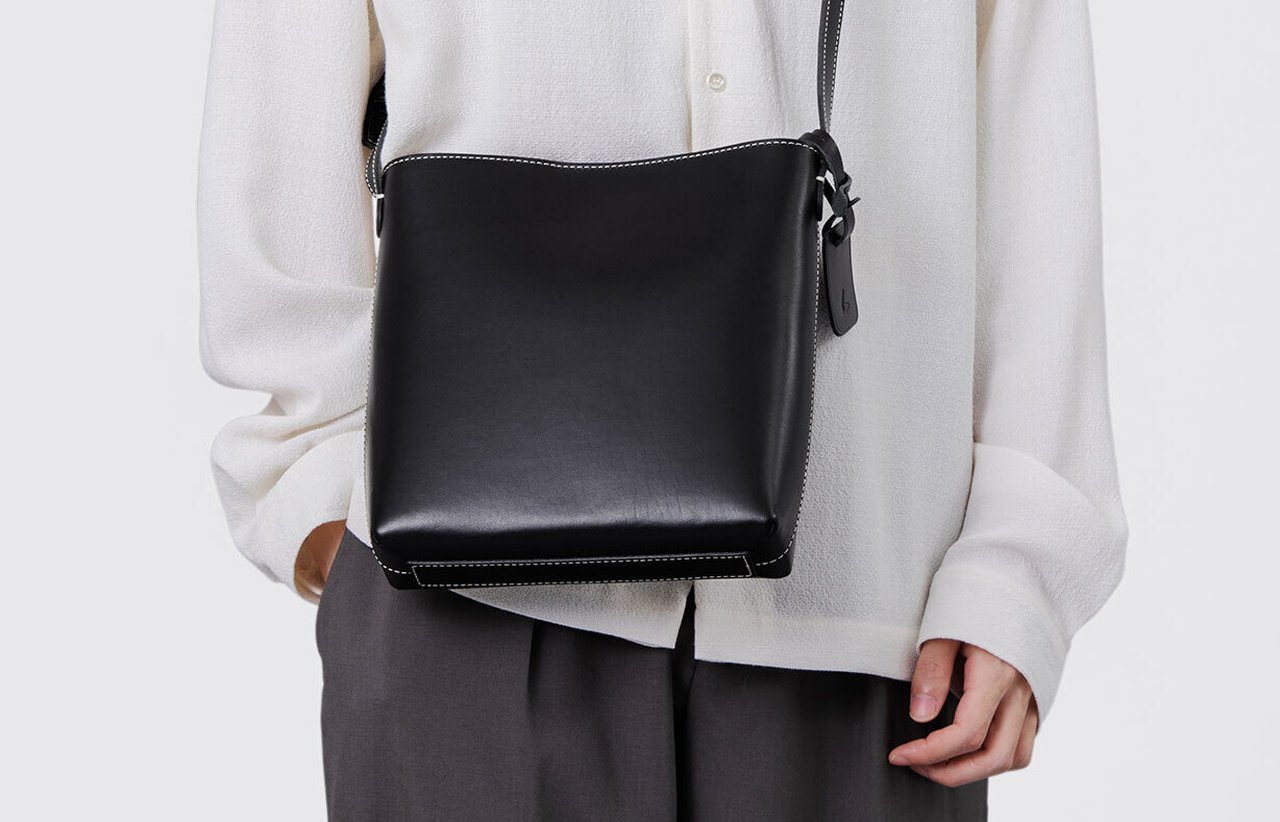 大人の週末バッグ】上質レザーで収納力も抜群。TSUCHIYA KABANの新作