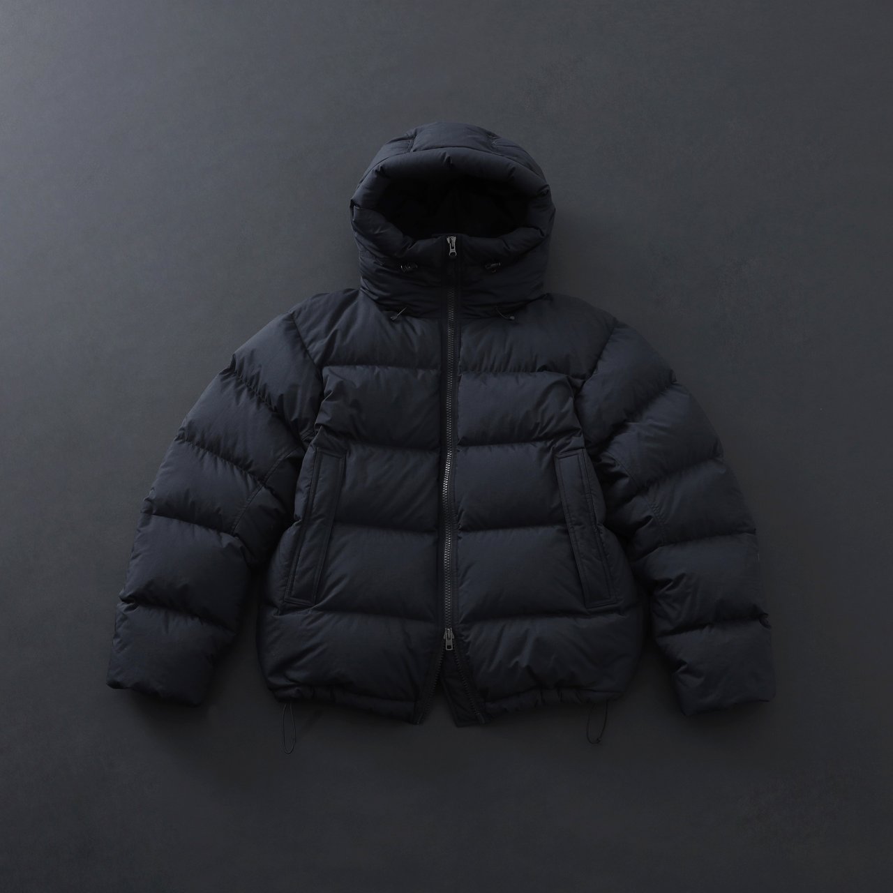 大人が買うべき「黒ダウン」20選。モンベル、パタゴニアからコム デ