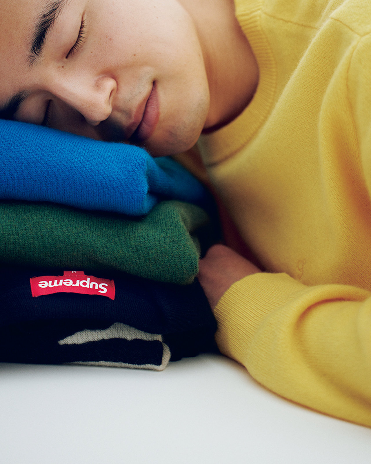 大人のシュプリーム】4月になれば素肌にカシミヤニット | UOMO