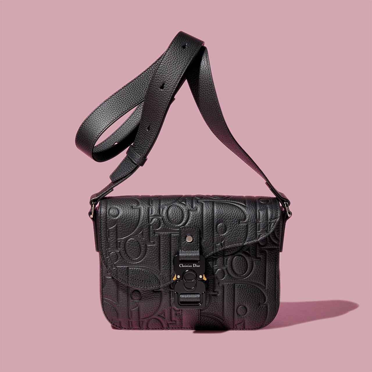 ディオール】新型「サドル」バッグから世界限定470足のスニーカーまで