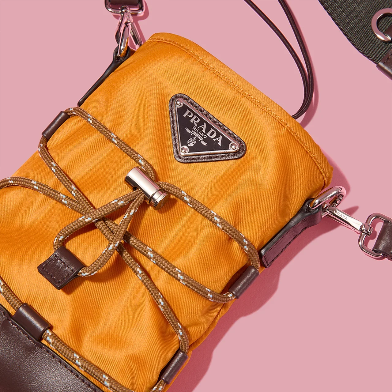 プラダ】ナイロンとレザーのコンビバッグが秀逸。バックパックから