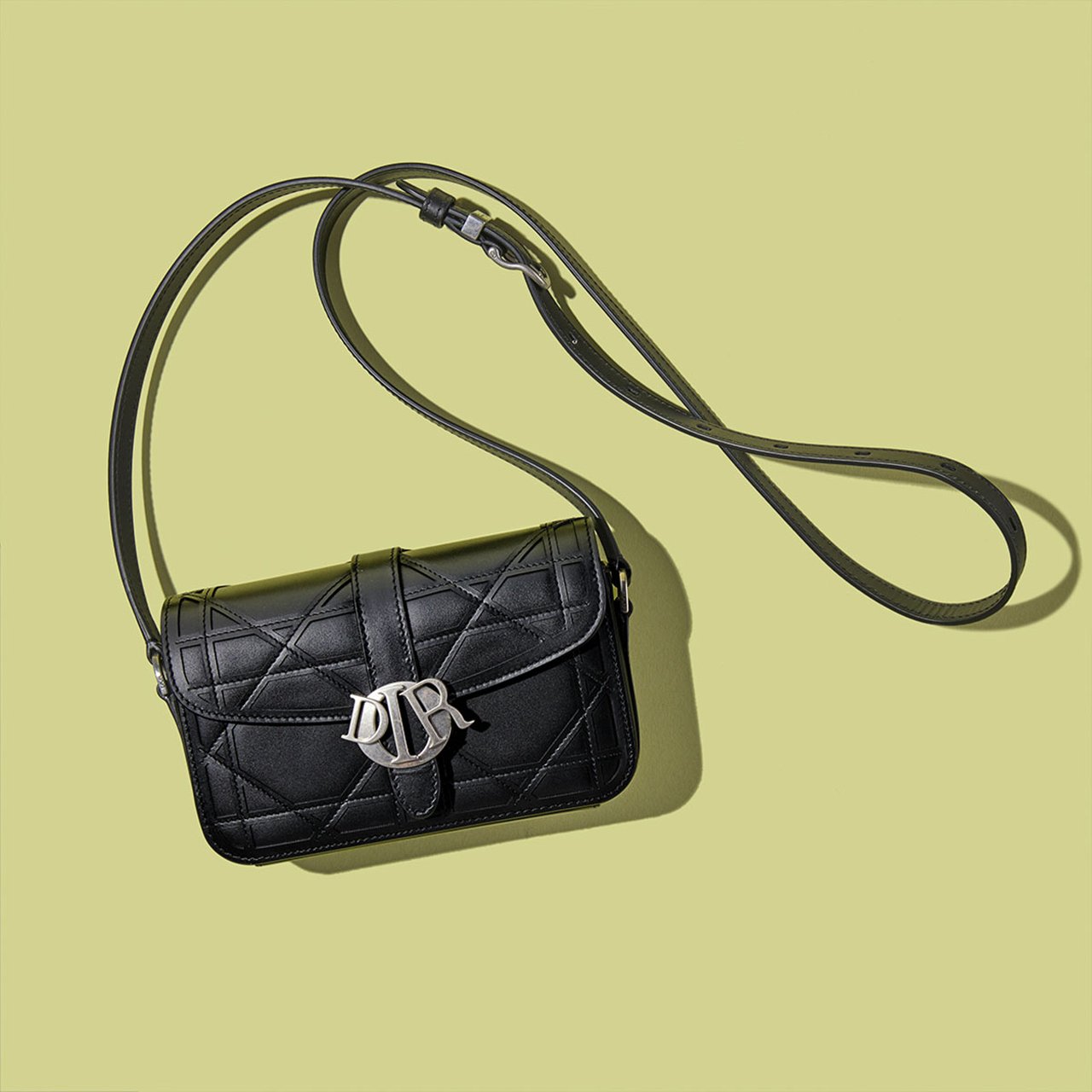 DIOR】大人が春一番に買うべき、ディオールの「新作モノトーンバッグ