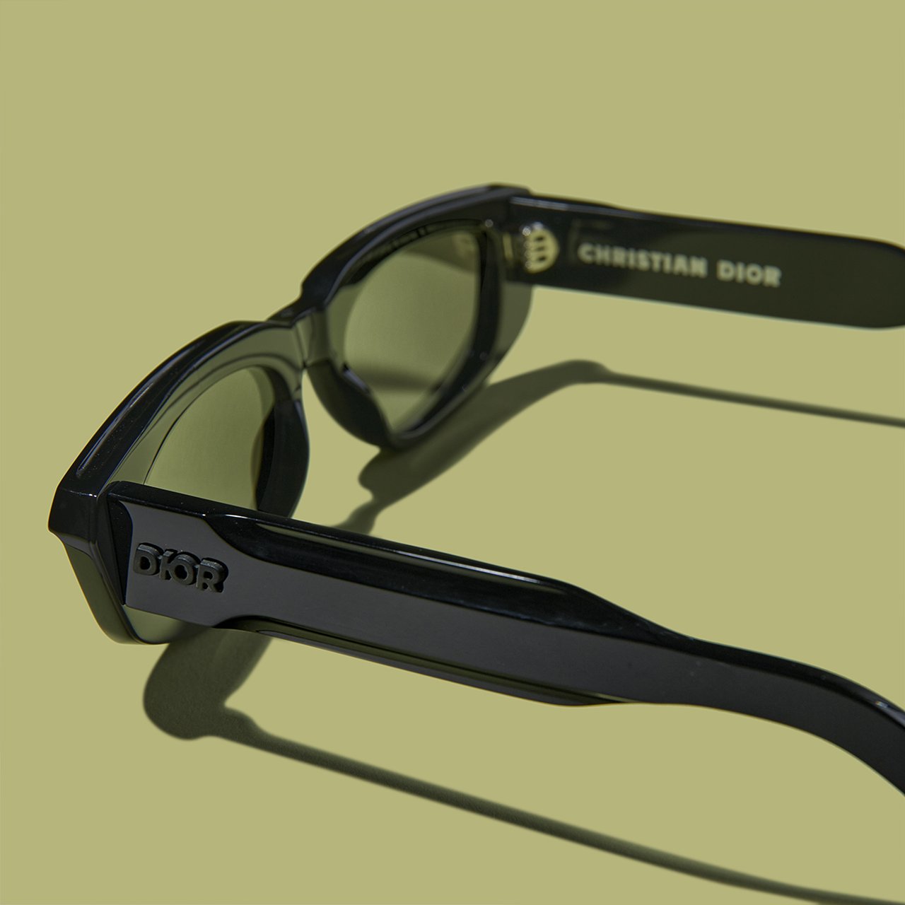 Dior】大人のキャップ、バリエ豊富なサングラス＆ローファーも。今買っ