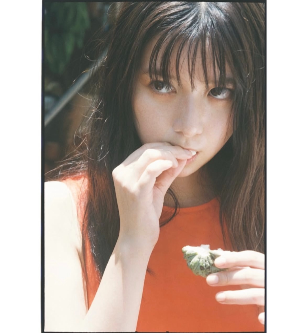 野生的な表情にドキッ！上白石萌歌、写真集『charm charm』発売日