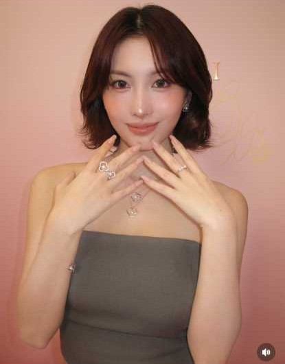 TWICE・モモ、“輝きが女神級”TASAKIホリデーコレクション公開に大反響