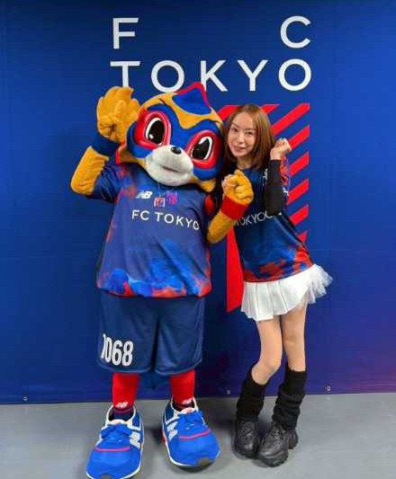 鈴木亜美、43歳・3児の母とは思えない“ミニスカ×ブーツ姿”にファン驚愕