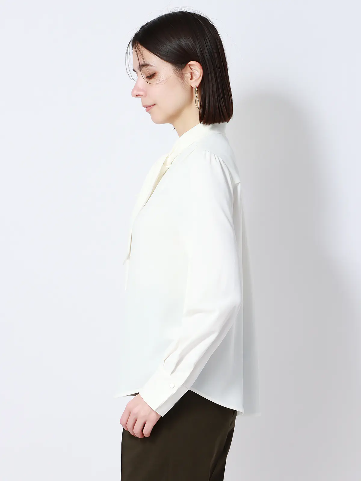 アシンメトリーラッフルボウタイブラウス／長袖／ウォッシャブル