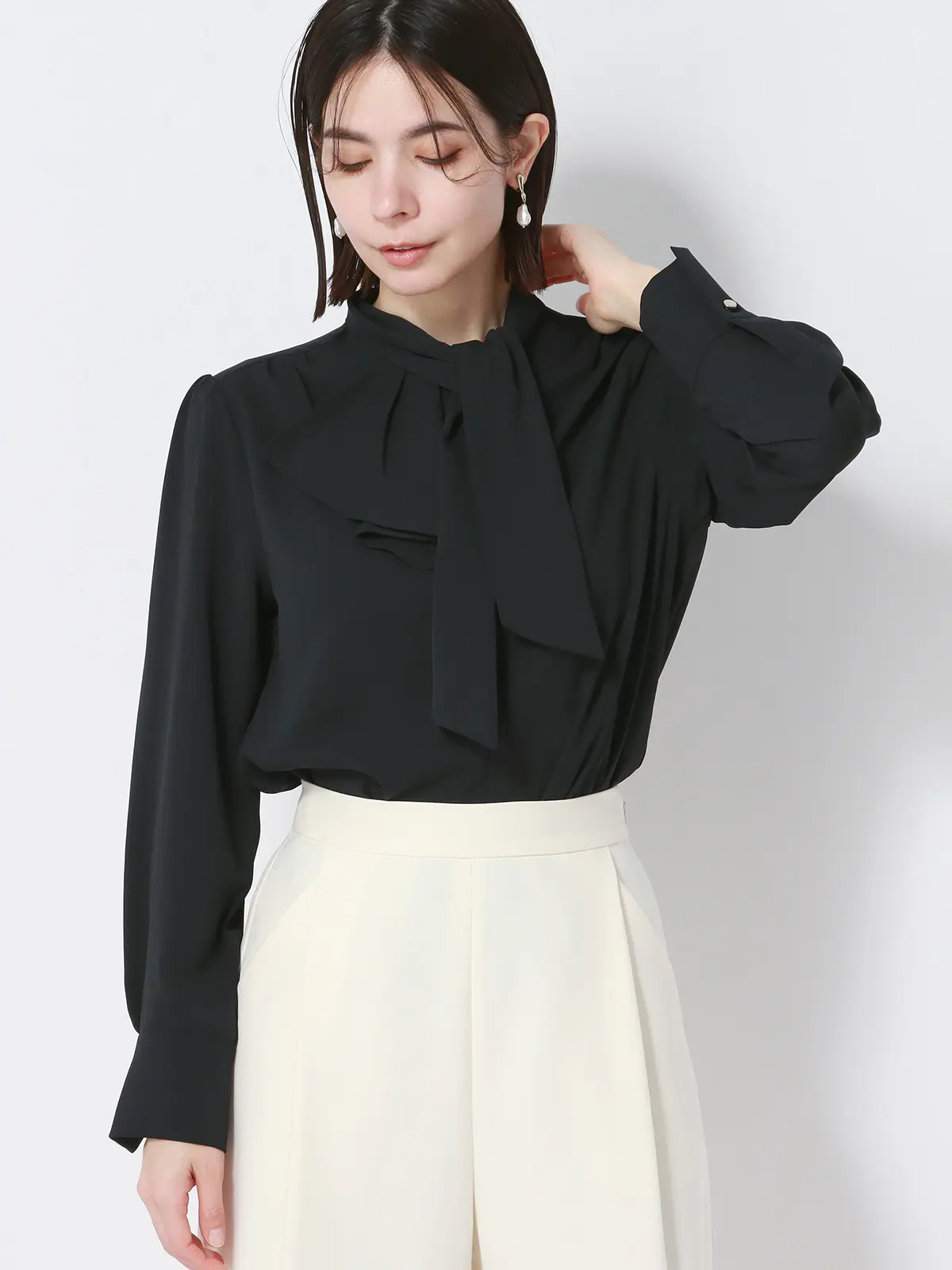 アシンメトリーラッフルボウタイブラウス／長袖／ウォッシャブル