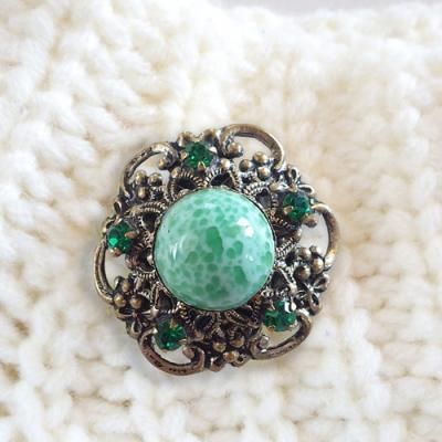 チェコガラスのヴィンテージブローチ | グリーンストーン装飾