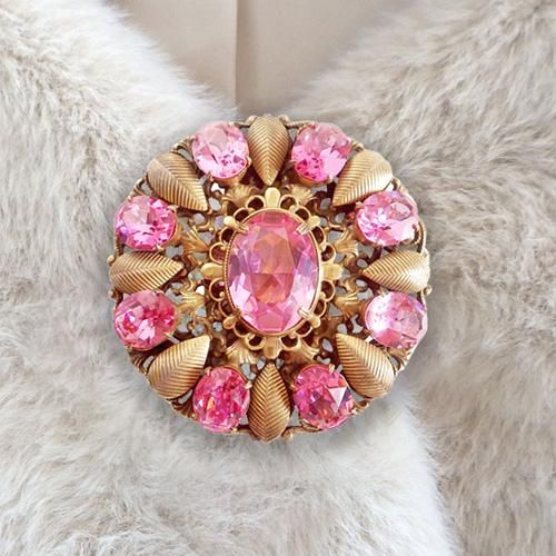 ピンクガラスのクリップブローチ